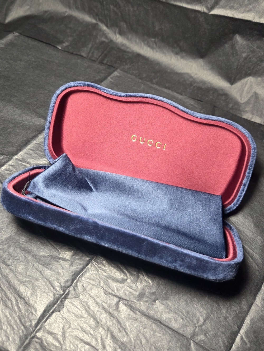 🕶 2 Fer ✨️Gucci Blue Velvet Eyewear Case with Blue Satin Dust Bag.